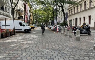 Straße im Graefekiez Fahrradfahrende person