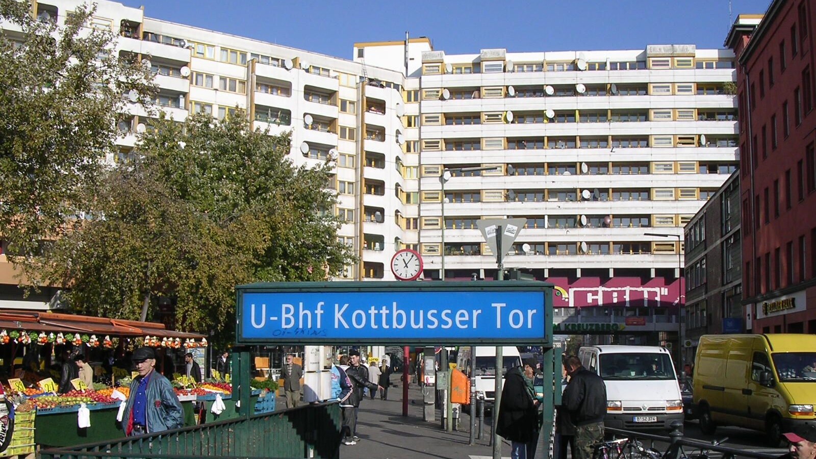 Eingang zur Ubahn Kottbusser Tor mit Gebäuden im Hintergrund