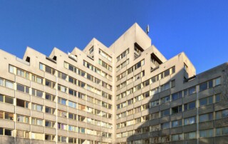 Hochhaus am Hafenplatz in Berlin mit blauem Himmel