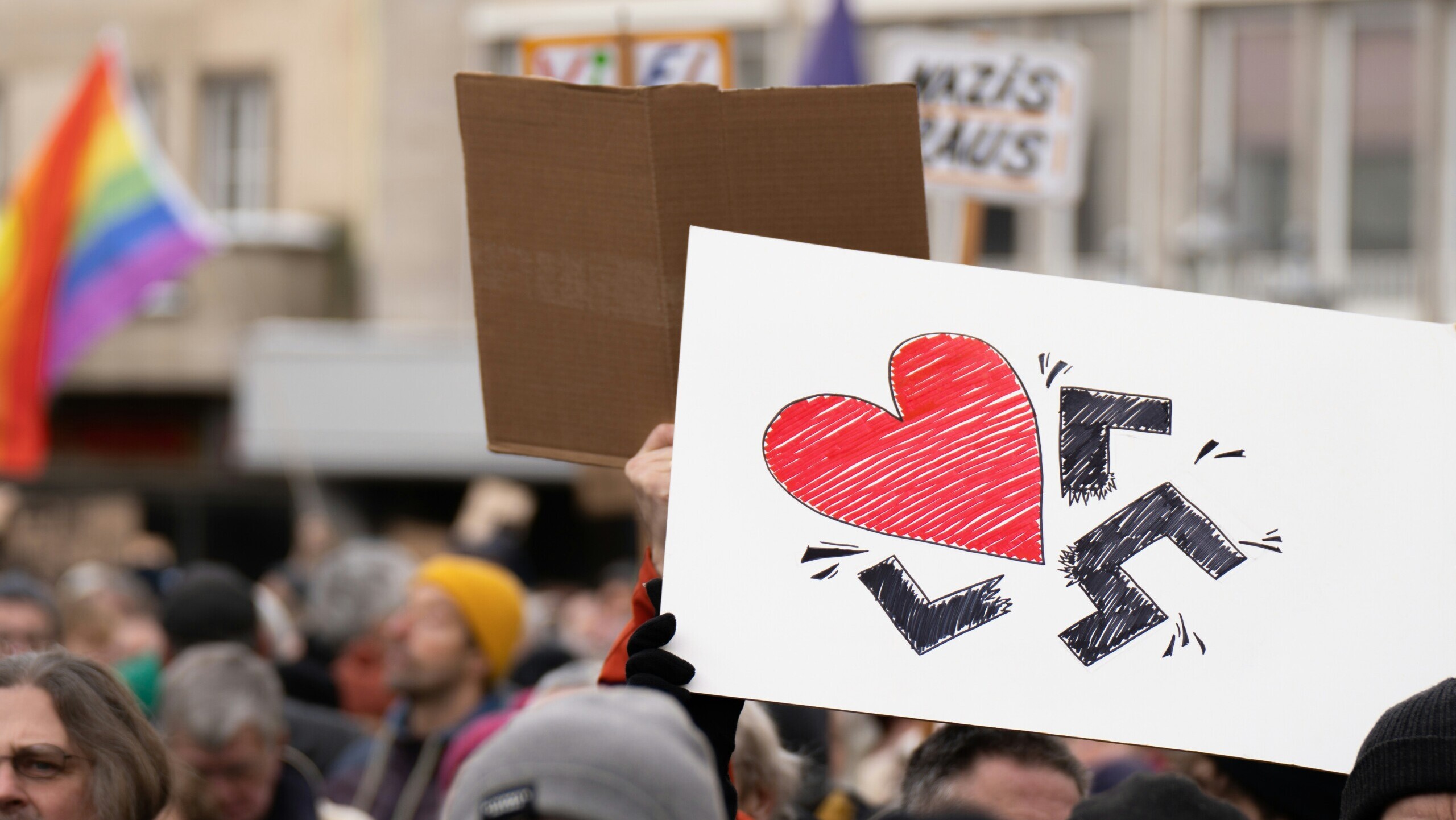 Schild auf einer Anti-Nazi-Demo von Mika Baumeister auf Unsplash