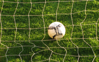 Fußball hinter Tornetz von Rainer Sturm / pixelio.de