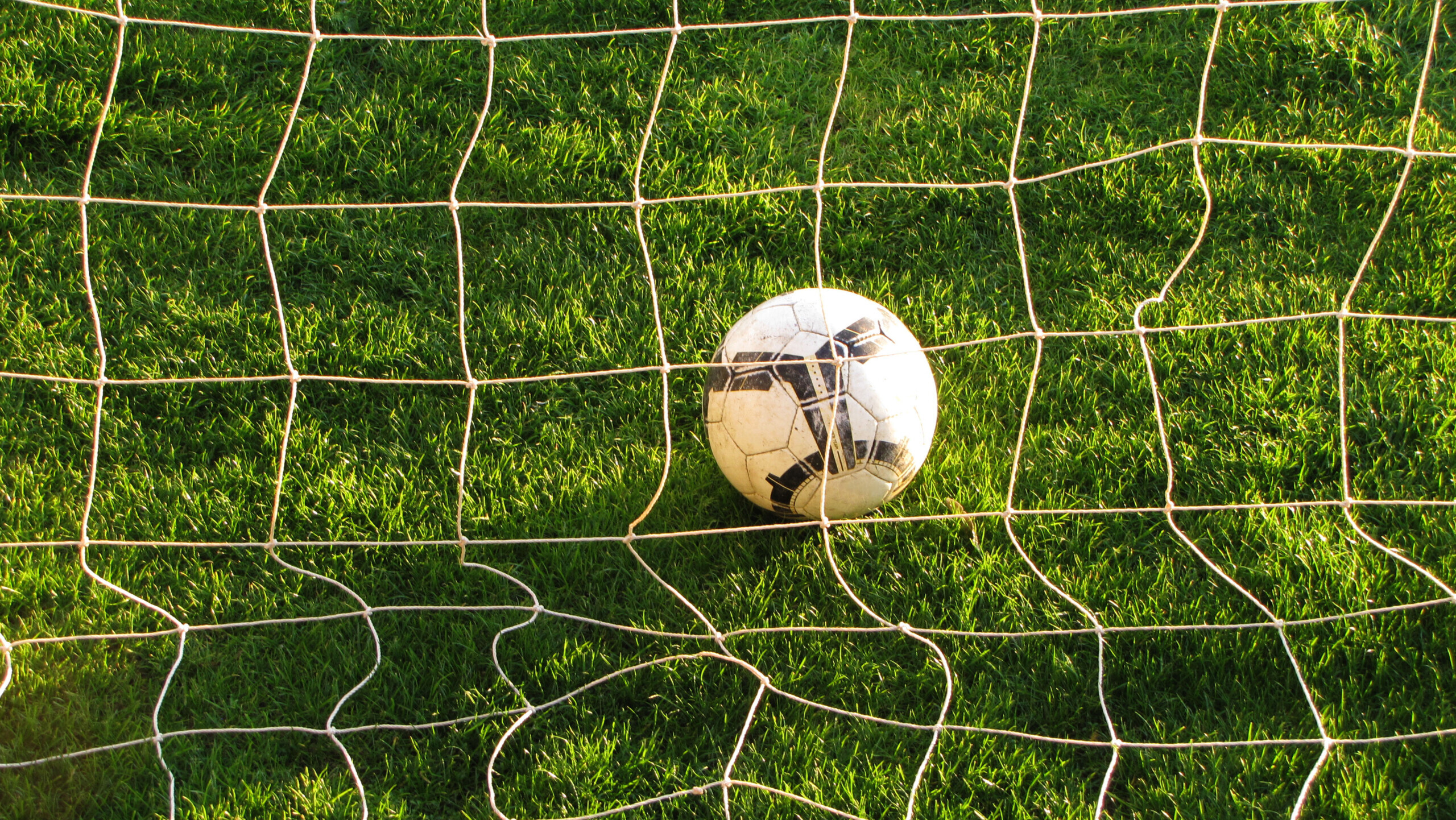 Fußball hinter Tornetz von Rainer Sturm / pixelio.de