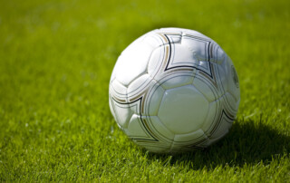 Fußball auf Rasen von Rainer Sturm / pixelio.de