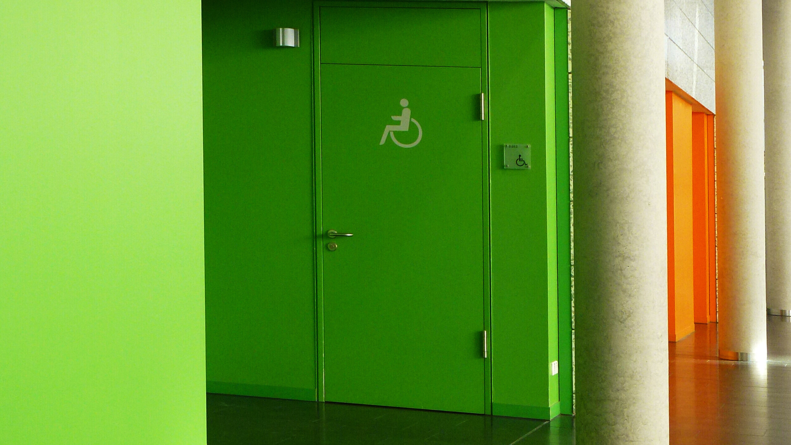 Grüne Tür einer inklusiven Toilette von Rainer Sturm / pixelio.de