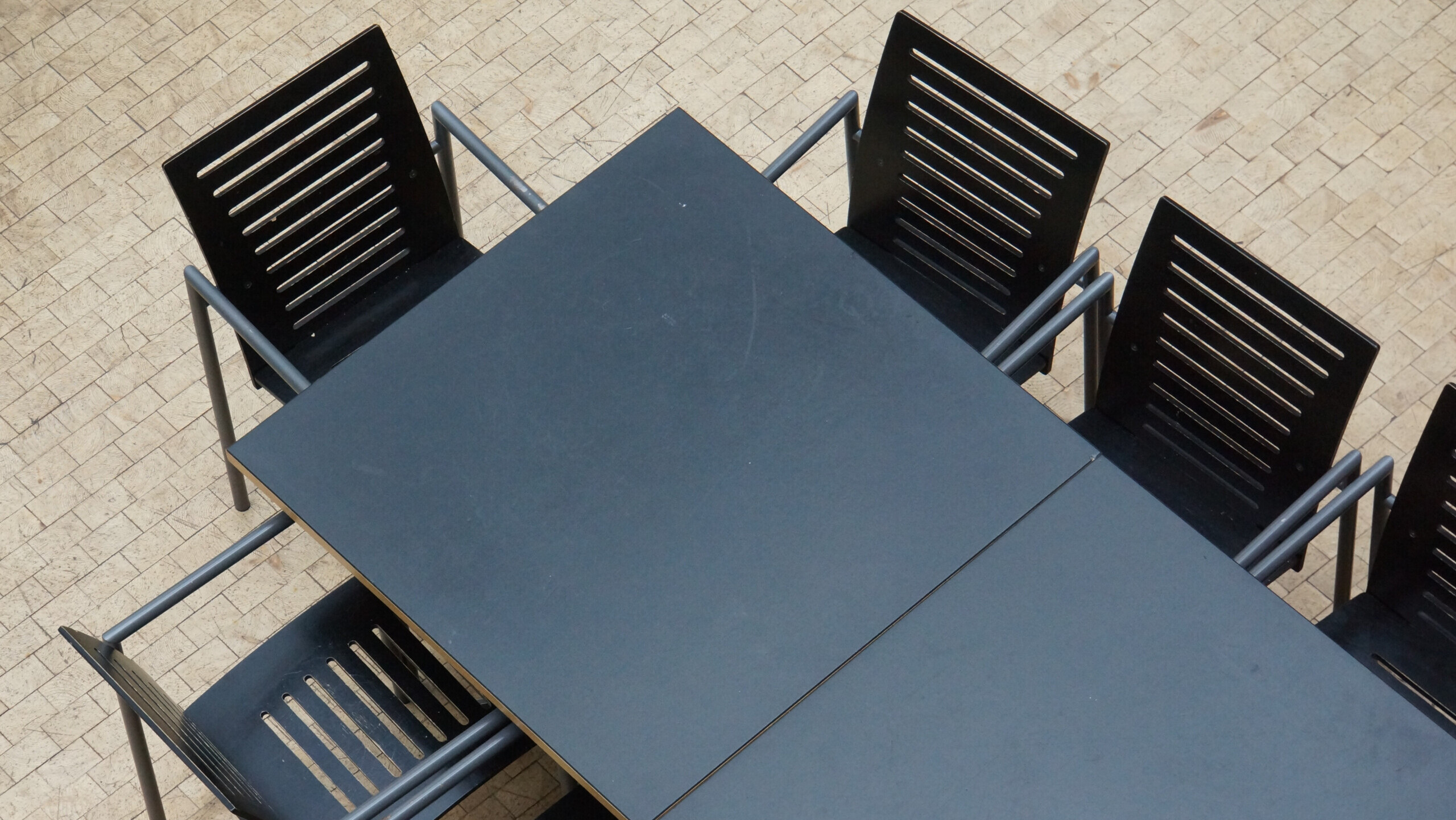 Stühle und Tische im Cafe von Rainer Sturm / pixelio.de