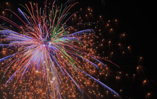 Feuerwerk am Nachthimmel von Erwin Lorenzen / pixelio.de