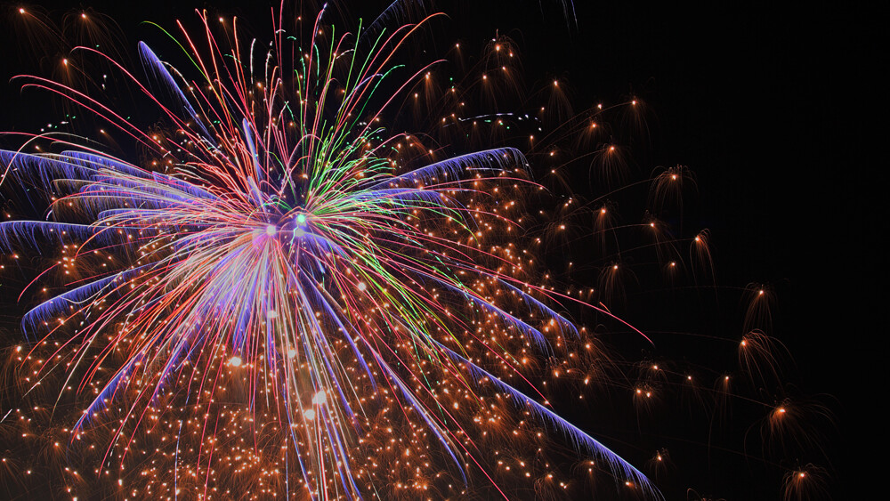 Feuerwerk am Nachthimmel von Erwin Lorenzen / pixelio.de