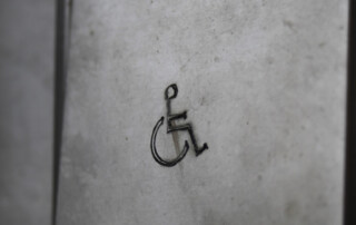 Symbol einer Person im Rollstuhl von Grüne Tür einer inklusiven Toilette von Rainer Sturm / pixelio.de