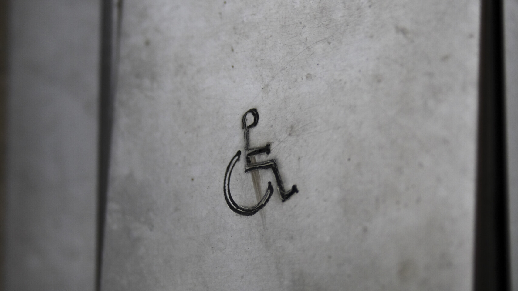 Symbol einer Person im Rollstuhl von Grüne Tür einer inklusiven Toilette von Rainer Sturm / pixelio.de