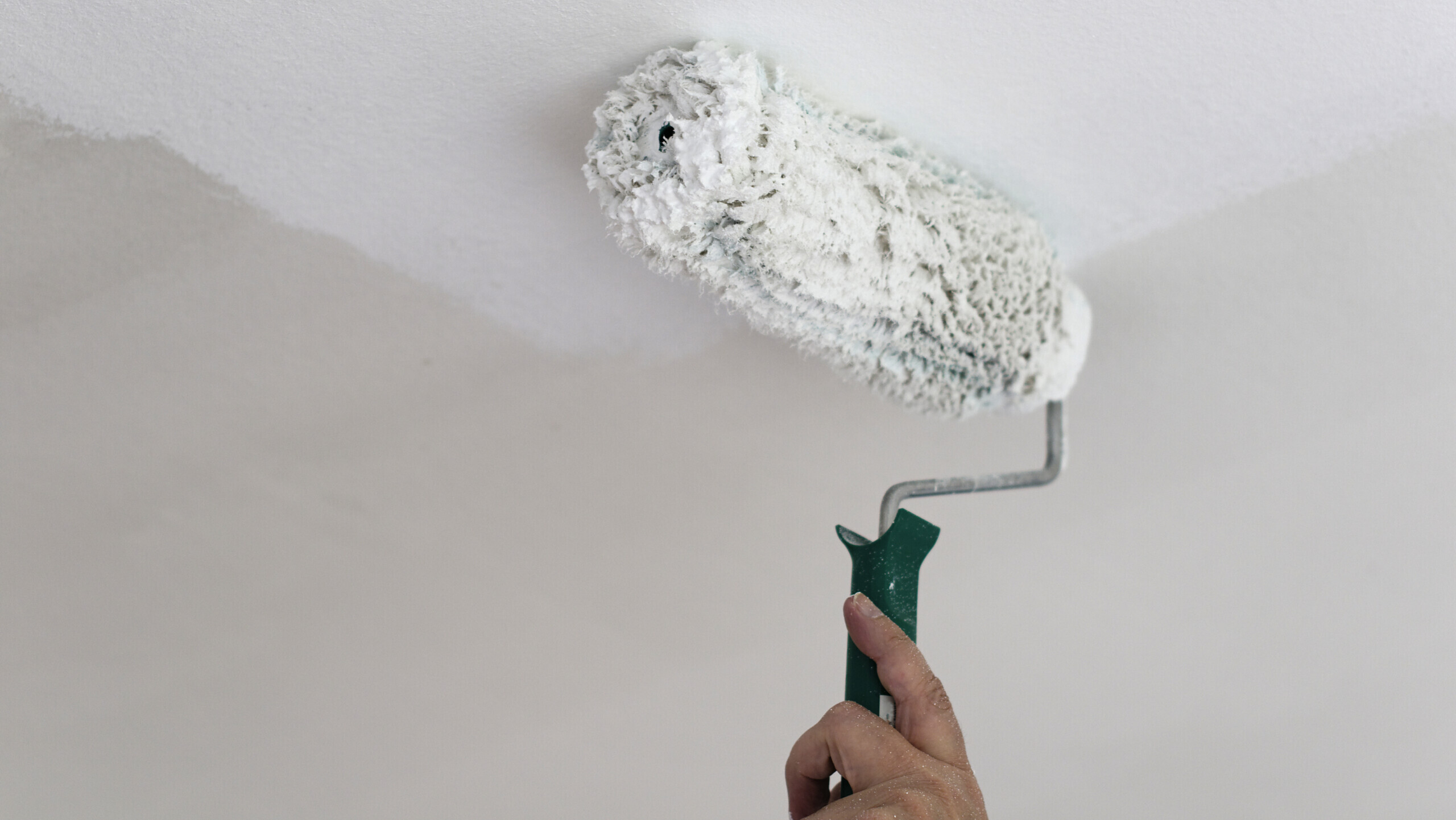 Streichen einer Decke mit weißer Farbe von Petra Bork / pixelio.de