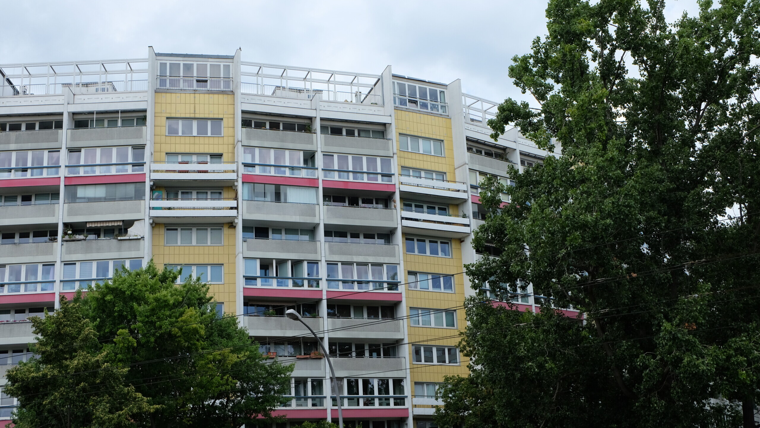 Plattenbau am Platz der Vereinten Nationen