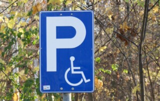Schild für Behindertenparkplatz von Querschnitt / pixelio.de