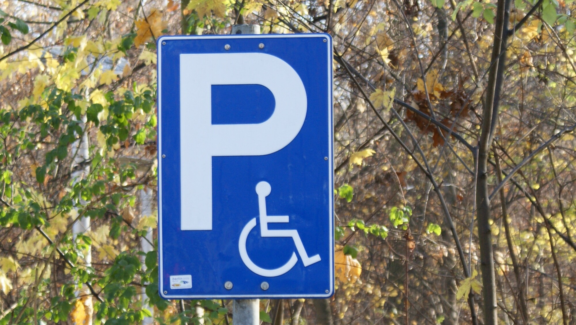 Schild für Behindertenparkplatz von Querschnitt / pixelio.de