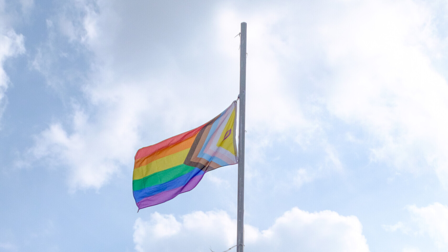 Prideflag am Holzmarkt
