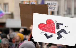 Schild bei Antifaschismus Demo von Mika Baumeister / unsplash.de