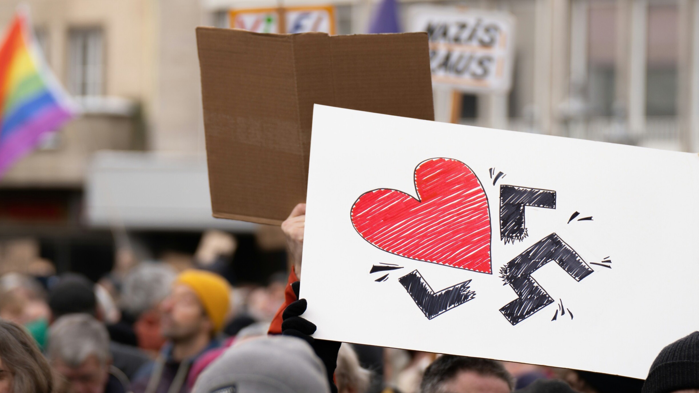 Schild bei Antifaschismus Demo von Mika Baumeister / unsplash.de