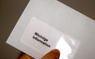 Brief mit Fenster, in dem steht "Wichtige Information" von S. Hofschlaeger / pixelio.de