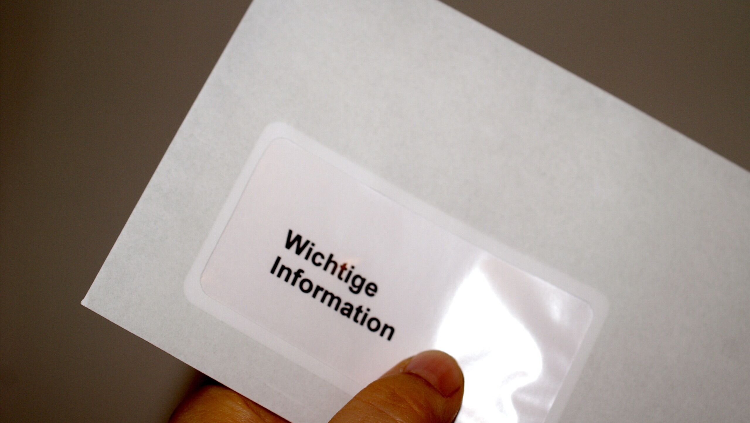Brief mit Fenster, in dem steht "Wichtige Information" von S. Hofschlaeger / pixelio.de