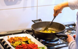 Bild von Person beim Kochen am Herd von Rainer Sturm / pixelio.de