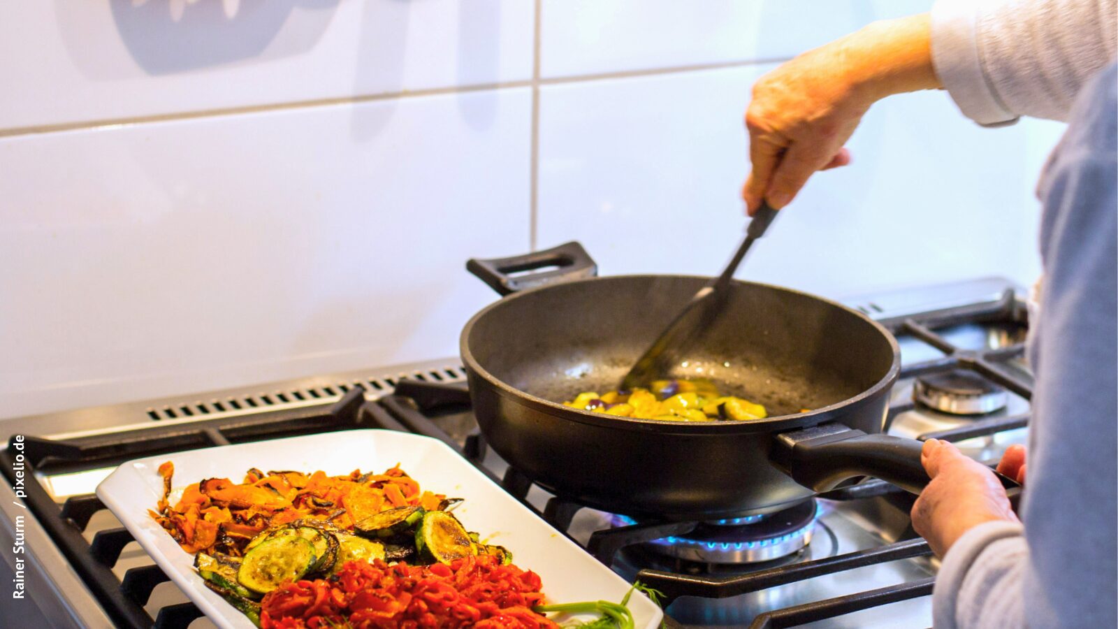 Bild von Person beim Kochen am Herd von Rainer Sturm / pixelio.de