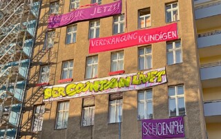 Bild vom Gebäude an der Schönleinstraße 19 mit Protestplakaten