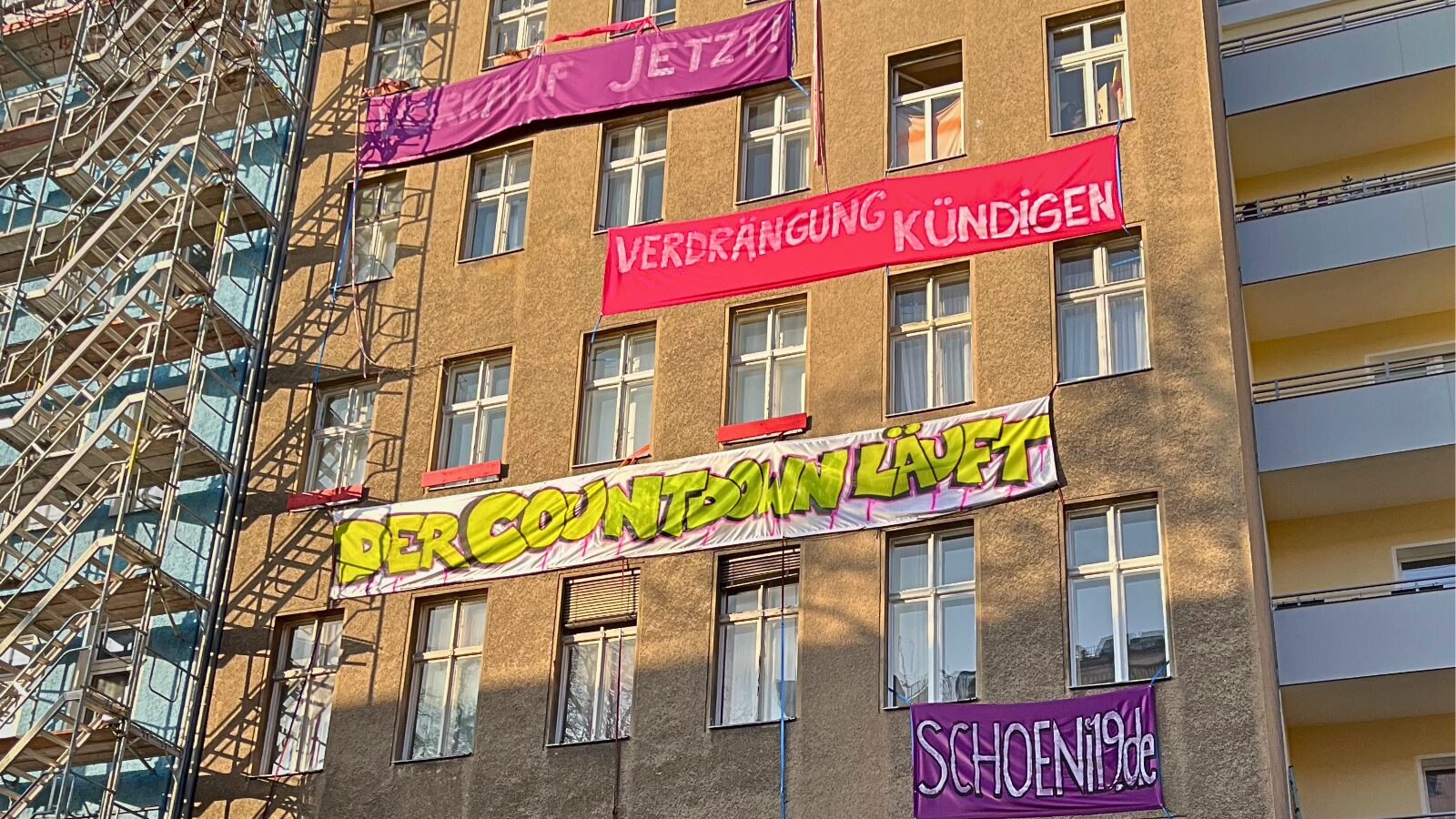 Bild vom Gebäude an der Schönleinstraße 19 mit Protestplakaten