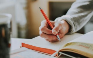 Kind am Schreiben von lilartsy / Unsplash.de