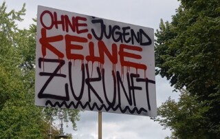 Schild mit der Aufschrift "Ohne Jugend keine Zukunft"