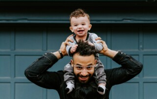 Vater mit Kind von Kelly Sikkema / Unsplash