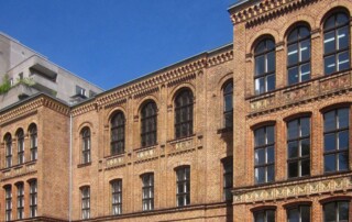 VHS Volkshochschule von Jörg Zägel / Wikipedia